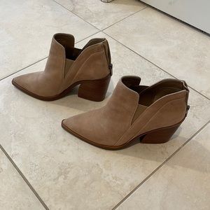 Vince Camuto Gradina Block heel bootie in Tortilla suede